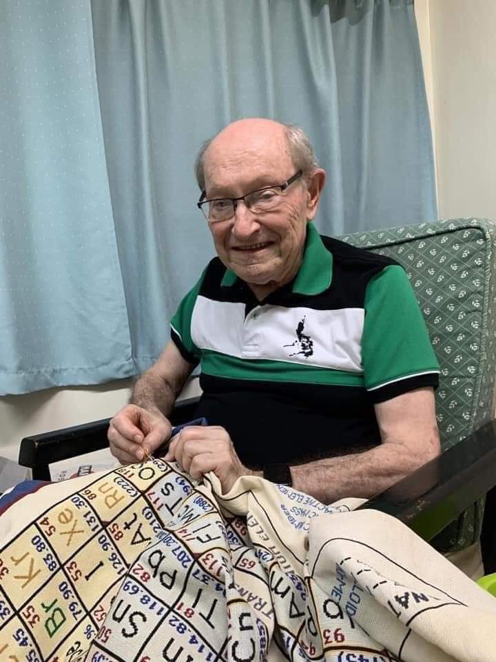 EnsedeCiencia's tweet photo. Martín Sellner es un profesor de química retirado. Él compartió su reciente triunfo de completar una tabla periódica bordada en la técnica de punto de cruz, lo que le habría tomado dos décadas de costura.

El profesor cosió a mano cada centímetro del bordado de 58" x 54". https://t.co/0j5HaBIgtm