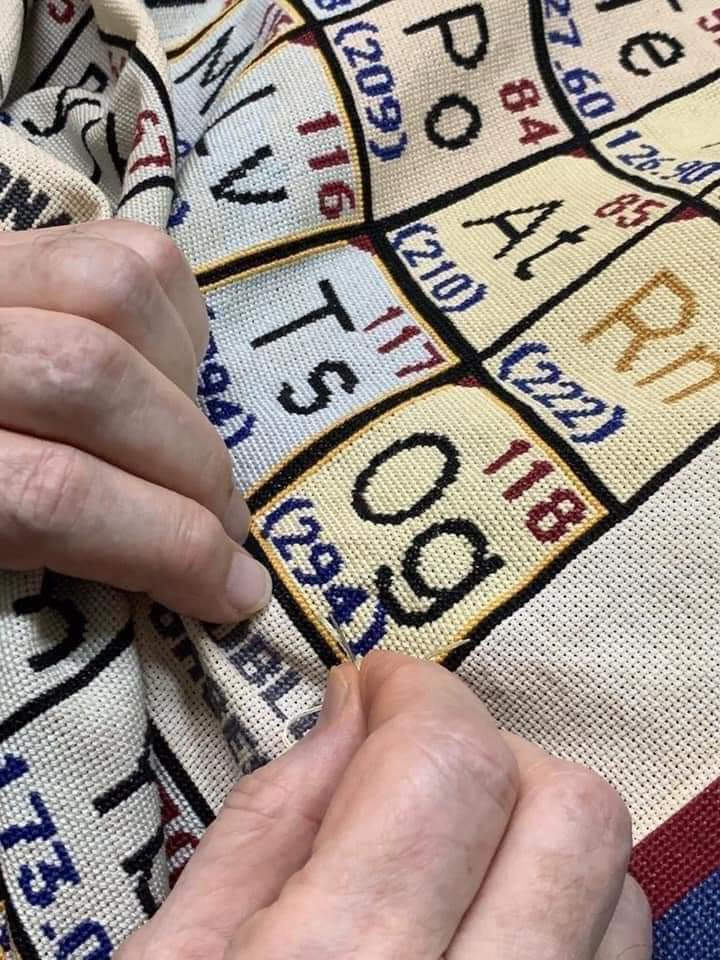 EnsedeCiencia's tweet photo. Martín Sellner es un profesor de química retirado. Él compartió su reciente triunfo de completar una tabla periódica bordada en la técnica de punto de cruz, lo que le habría tomado dos décadas de costura.

El profesor cosió a mano cada centímetro del bordado de 58" x 54". https://t.co/0j5HaBIgtm