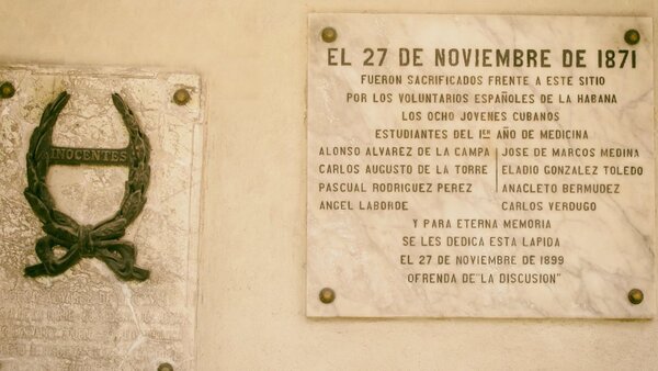 MMarreroCruz's tweet photo. “De rodillas, sobre la tumba de mis hermanos muertos, escribo en la tierra que los guarda, este elocuente epitafio: ¡Inocentes!” Fermín Valdés Domínguez
#CubaViveEnSuHistoria https://t.co/DOPxT2F3Tu
