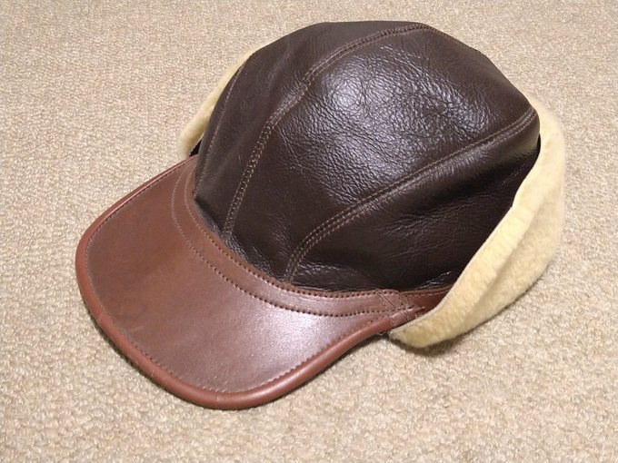 頭が寒くて頭痛がしてきたのでいつものB-2キャップ。あったか〜い。 