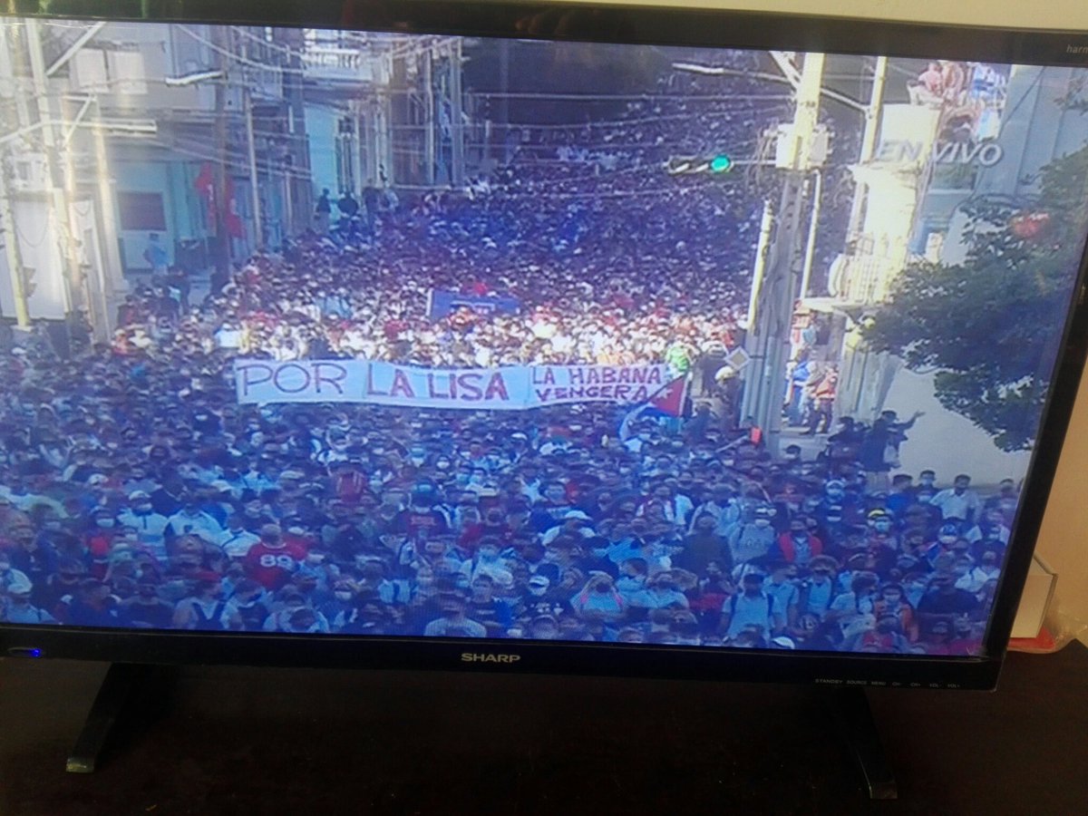 ¡¡ÚLTIMA HORA!!
¡Eso sí es una marcha! Homenaje y respuesta de masas. #CubaViveEnSuHistoria. <a href="/DiazCanelB/">Miguel Díaz-Canel Bermúdez</a>  al frente, los jóvenes defienden su Revolución.