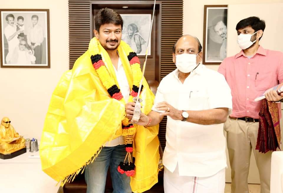 SureshSubraman6's tweet photo. இன்று பிறந்தநாள் காணும் கழக இளைஞரணி செயலாளர் தி்ரு @Udhaystalin அவர்களை தமிழக ஊரகத் தொழிற்துறை அமைச்சர் மாண்புமிகு அண்ணன் @thamoanbarasan அவர்கள் நேரில் சந்தித்து பிறந்தநாள் வாழ்த்து தெரிவித்து மகிழ்ந்தார்..! #HBDUdhay https://t.co/wwAfpHMZBY