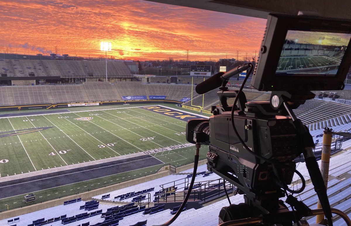 JohnEidemiller's tweet photo. Sunrise at the @UToledo Glass Bowl. It’s a perfect day to close out the @ToledoFB season!

#GoRockets! https://t.co/tkw9SefKyr