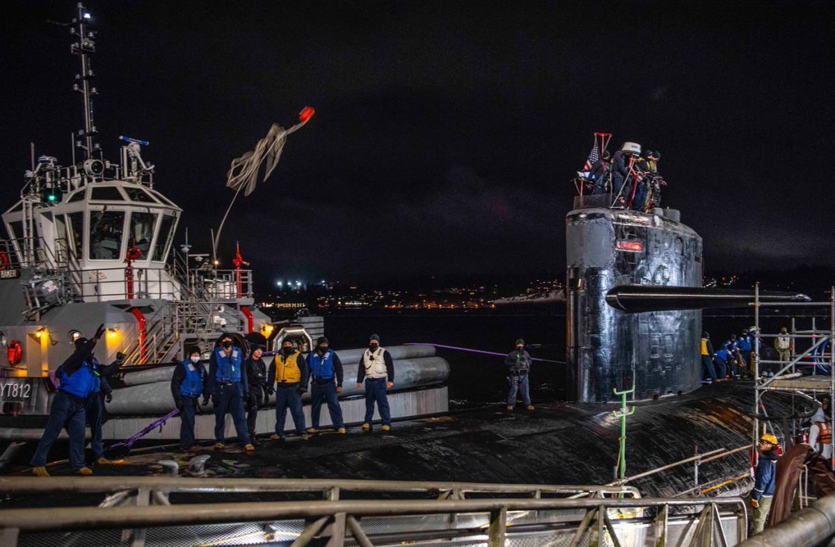 Standing tall 🇺🇸 

Sailors stand aboard the Los Angeles-class fast attack #submarine #USSOklahomaCity (SSN 723) as it transits the Puget Sound to its new homeport of Naval Base Kitsap in Bremerton, Washington Nov. 22, 2021, to begin the inactivation and decommissioning process.