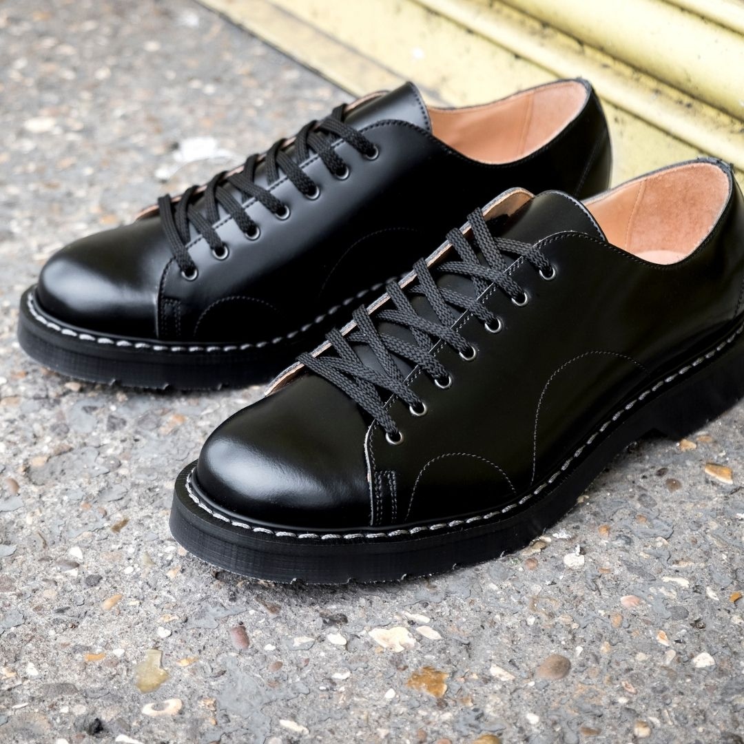 SolovairUK's tweet photo. Relaxed weekend style. What pair of Solovair are you wearing today?
.
π· = Black Hi-Shine Monkey Shoe
.
.
#monkeyshoe #monkeyboot #madeinengland #goodyearwelted #womenshoes #menshoes https://t.co/z6kKZSKWNc
