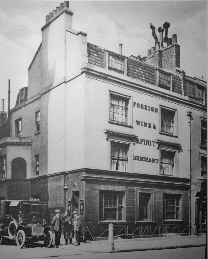 VanishedLondon's tweet photo. Today's new post - Early 20th Century London in Photos, including this photo of the Running Footman pub at https://t.co/RQByWuOQcQ https://t.co/w6LkIldGyP