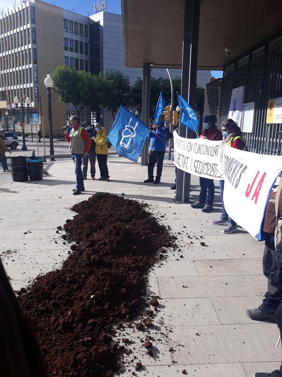 Presents a la concentració de la <a href="/PDE/">Defensa de l'Ebre</a> i entitats ecologistes per reclamar #mésaiguaisediments pel riu Ebre. Sediments JA!

Des de Tarragona, tot el nostre suport i recolzament a la causa! ✊💙 La lluita segueix! 💪 Lo riu és vida! Salvem lo Delta 🌿 
@DauradaS <a href="/f4f_tarragona/">Fridays For Future Tarragona</a> <a href="/PDE/">Defensa de l'Ebre</a>