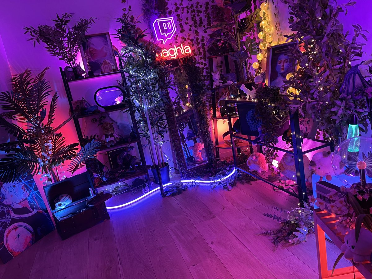 Maghla's tweet image. 💜CONCOURS💜

Avec @tweethue on vous fait gagner un kit de démarrage E27 !
Pour participer, poste une photo de ton setup actuel sous le post avec #philipshue &amp;amp; #smartlightning

TAS le 13/12

BISOUS 💜