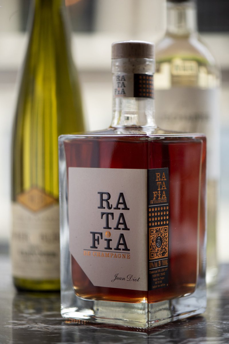 Ratafia de Champagne, Jean Diot
Druif: Pinot Meunier / Streek: Vinay - Champagne
Ratafia wordt gemaakt door aan druivenmost suiker, kruiden en alcohol toe te voegen. Door de toevoeging van alcohol stopt het gistingsproces, waardoor niet alle suikers worden omgezet in alcoh…