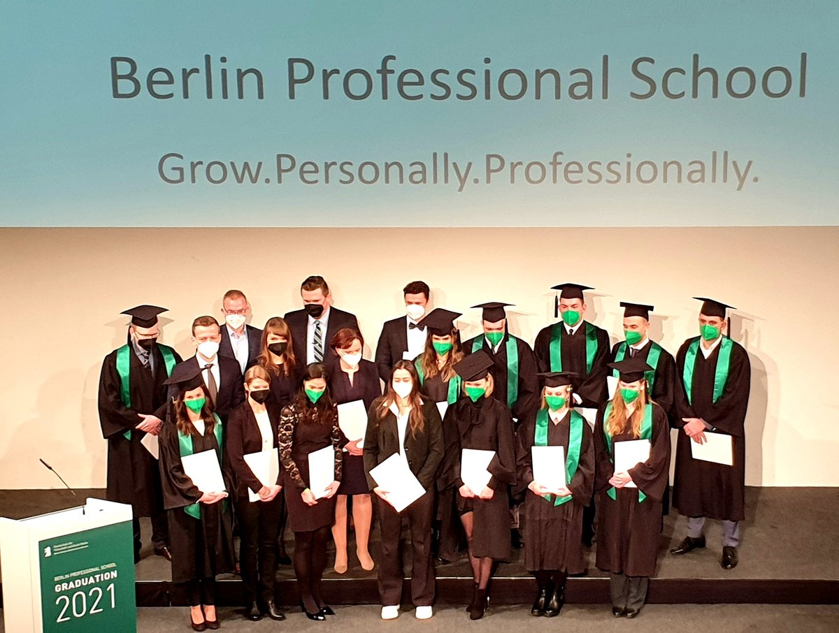 bpshwrberlin's tweet photo. 2 Jahre Studium, wertvolle Erfahrungen, Wissenszuwachs, neue Fähigkeiten, harte Arbeit, Prüfungen, neue Netzwerke und so vieles mehr. Heute ist der Tag des Abschlusses mit feierlicher Zeugnisübergabe. Herzlichen Glückwunsch! #BPSGrad #graduation #graduates #Congratulations #proud https://t.co/a3YZQCHM4r