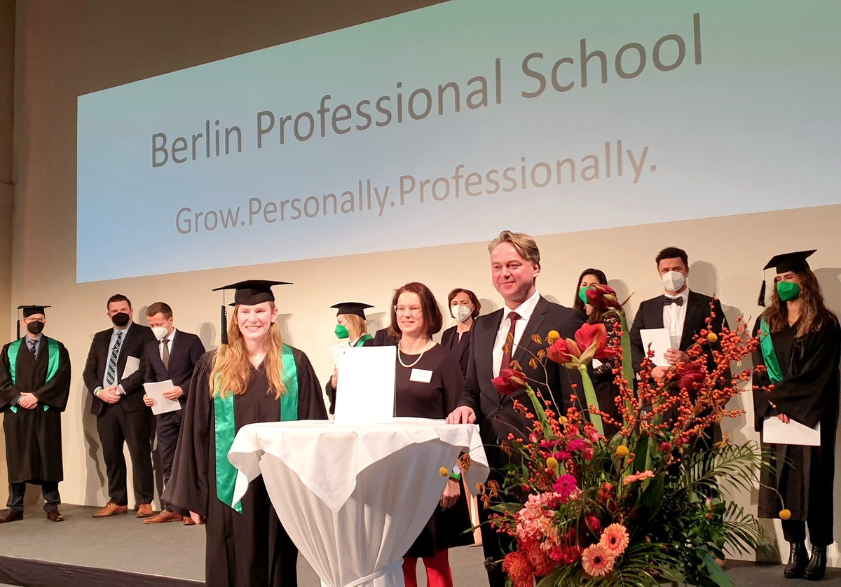 bpshwrberlin's tweet photo. 2 Jahre Studium, wertvolle Erfahrungen, Wissenszuwachs, neue Fähigkeiten, harte Arbeit, Prüfungen, neue Netzwerke und so vieles mehr. Heute ist der Tag des Abschlusses mit feierlicher Zeugnisübergabe. Herzlichen Glückwunsch! #BPSGrad #graduation #graduates #Congratulations #proud https://t.co/a3YZQCHM4r