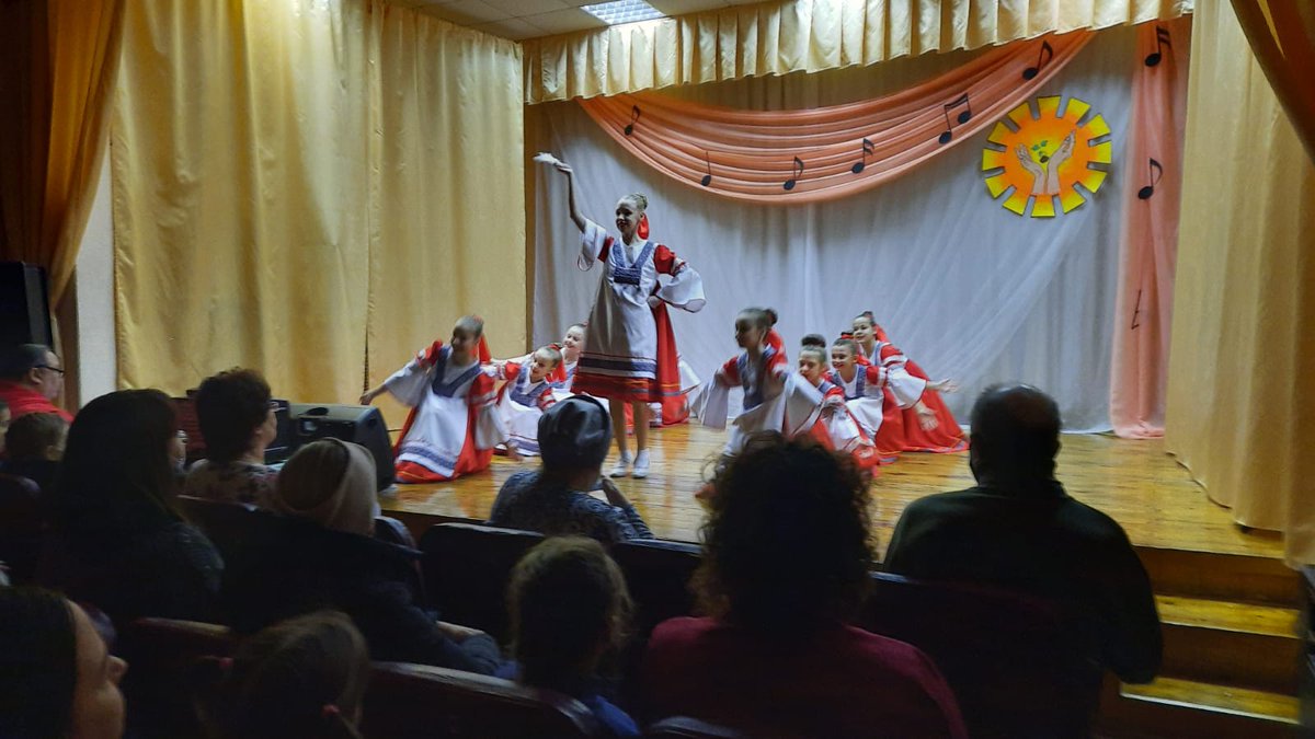 26 ноября в СП «Маяковский» состоялся праздничный концерт, посвященный Дню Матери «Всё на земле от материнских рук». 
   В концерте приняли участие: детская хореографическая студия хора им. О. Гришина (МБУ «ЦК и Д»), ДМШ № 9, АНП «Рощица», КЛМ «Автор» (СП «Маяковский»).