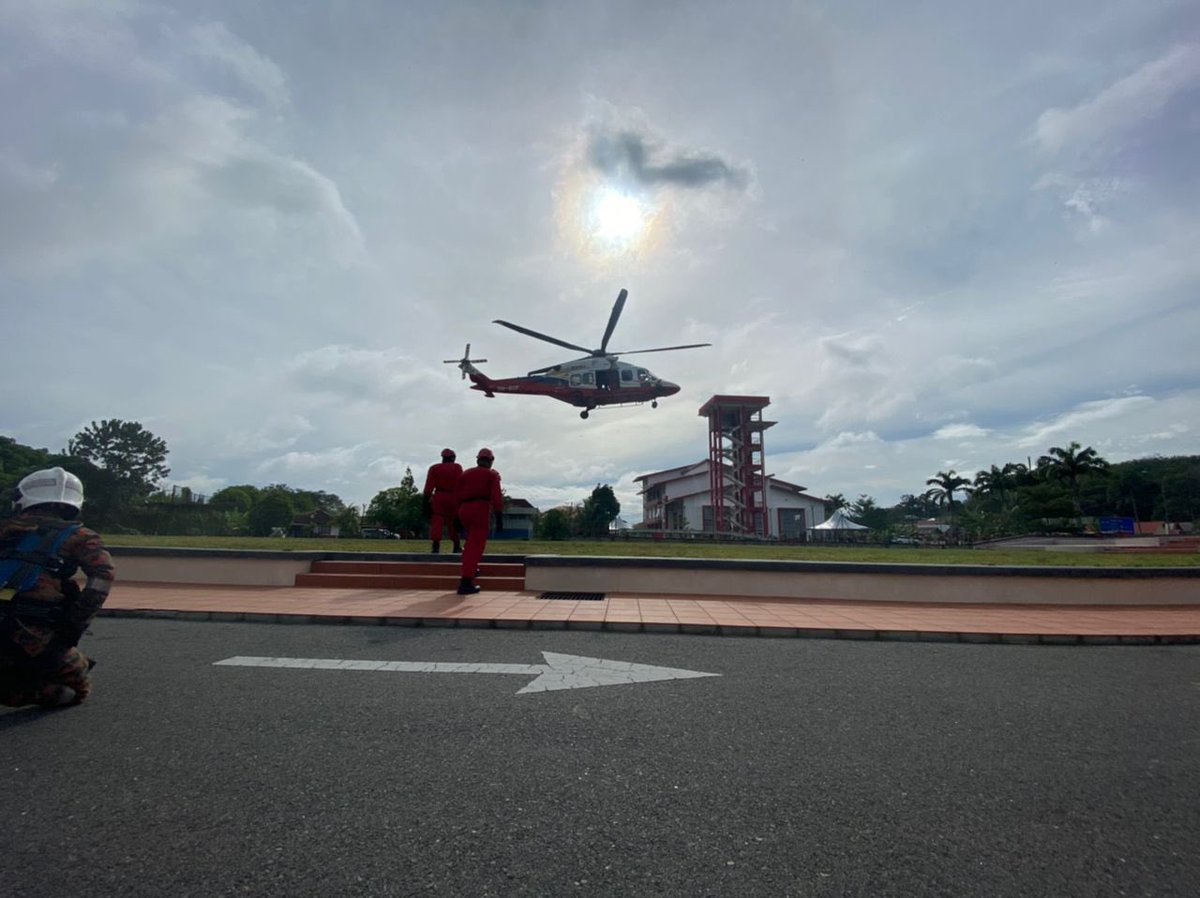MUST CURRENTCY N9 2021/ PEMANTAUAN BANJIR/DEMO
AW189 (9M-BOF)
BOMBA 09
26/11/2021
PESAWAT MELAKUKAN DEMONSTRASI PENYELAMATAN MELALUI UDARA MENGGUNAKAN KAEDAH ABSEILLING DAN STRETCHER WINCHING
<a href="/KP_bombaJBPM/">YAS Dato' Sri Abdul Wahab bin Hj Mat Yasin</a> <a href="/NaziliMahmood/">Nazili Hj. Mahmood</a> <a href="/capt_saiful/">Muhammad Saiful Nizam Bin Samsudin</a> <a href="/RJM_Fire/">RBT Mi-AW</a> @FaizalIzani <a href="/rizalbomba/">Mohd Rizal</a> <a href="/AbgSann/">Mohd Sani Majid</a>