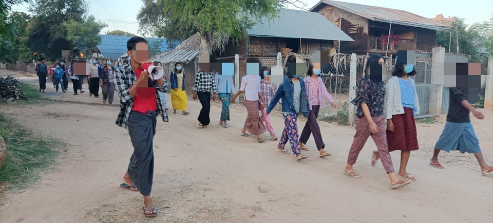 Khithitofficial's tweet photo. စစ်ကိုင်းတိုင်း မုံရွာခရိုင် အရှေ့ပိုင်း သပိတ်စစ်ကြောင်း ဦးဆောင်ကာ ယနေ့ နိုဝင်ဘာလ ၂၇ ရက်နေ့တွင် "စစ်ခွေးသင်္ချိုင်း စစ်ကိုင်းတိုင်း" စာတန်းကိုင် ဆောင်ကာ ဖက်ဆစ် စစ်တပ် အမြစ်ပြတ် ချေမှုန်းရေး ချီတက် ဆန္ဒပြခဲ့ကြောင်း သိရသည်။ https://t.co/QLNz0kU2VX