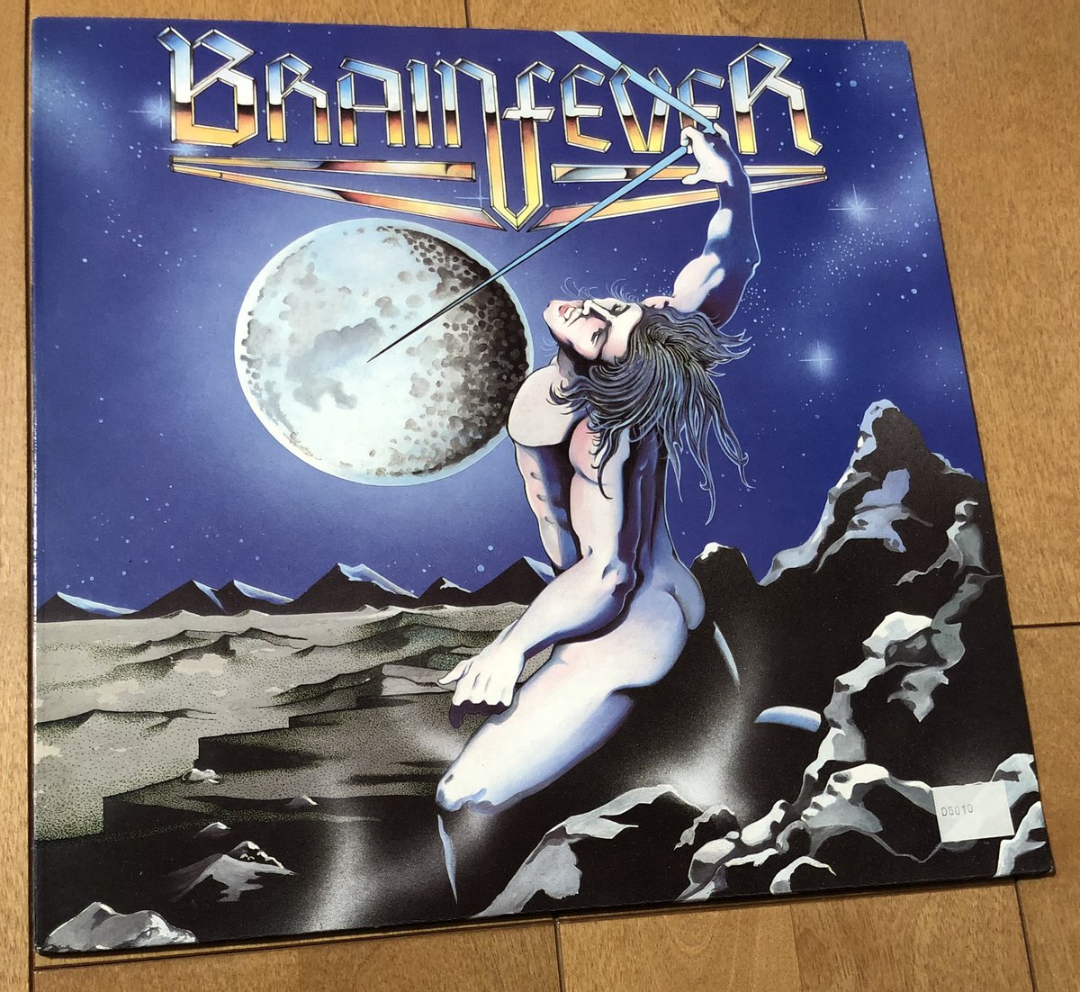 soto2112pta575's tweet photo. 今日はドイツの「BRAINFEVER」の1984年リリースの1st「CAPTURE THE NIGHT」を紹介。
ジャーマンメタルの隠れた名盤と言われるBRAINFEVERのデビューアルバム。
A-1の♪Into The Skyは今聴いてもカッコいい❗️😉
#BRAINFEVER
#CAPTURETHENIGHT
#IntoTheSky https://t.co/aq4X4WdP41