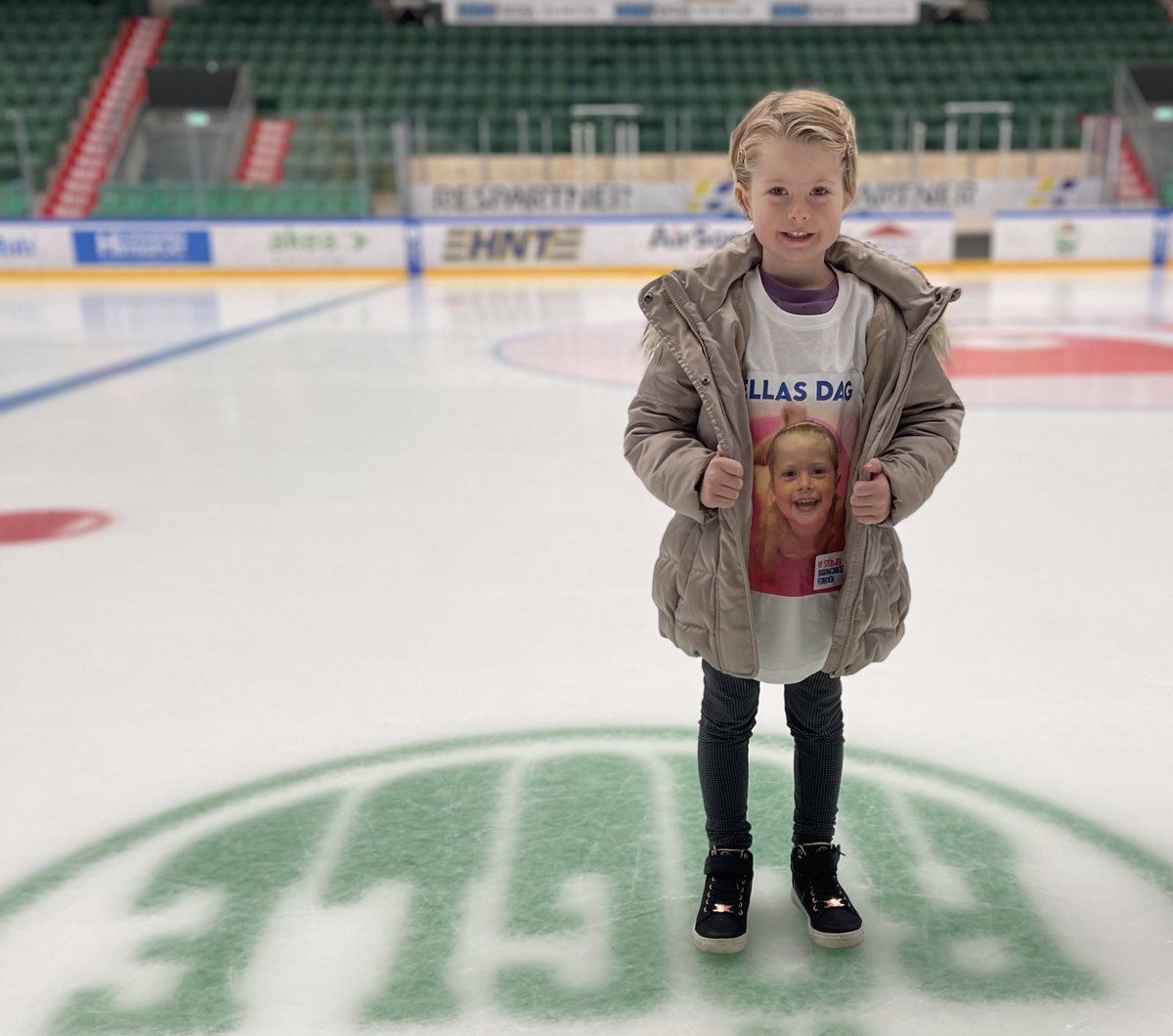 Idag är den här stjärnan matchvärd ✨

Var med och stötta Ella och alla andra barn med cancer, swisha till 1234759288. 

Heja Ella. 💚🤍
#röglebk #roglebk