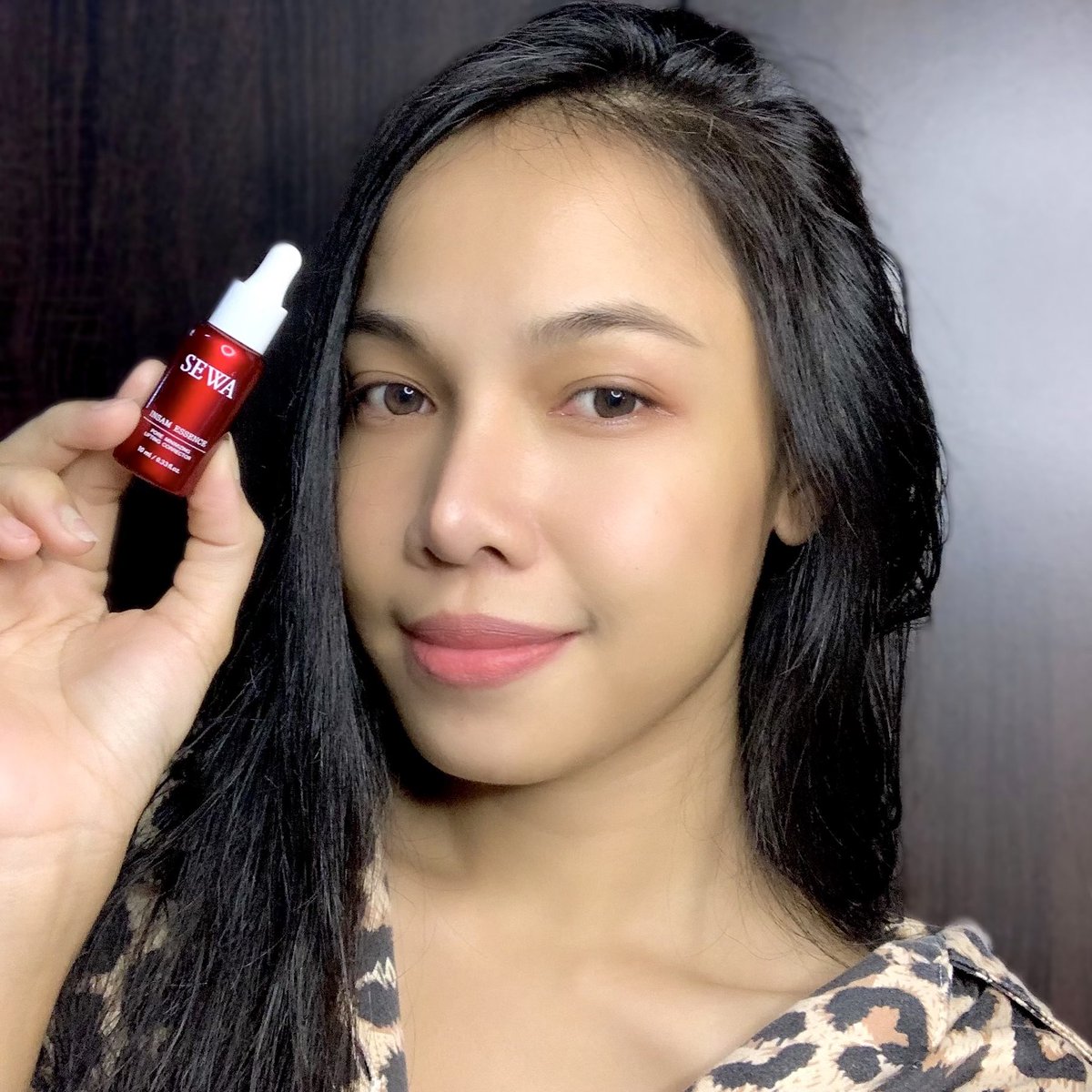 namziiww30's tweet photo. ได้ใช้ละ Sewa insam essence เห็นรีวิวกันเยอะ หาซื้อง่ายมากที่7-11 ใช้เป็น #firstcare ตัวแรกบำรุงผิว แล้วตามด้วยตัวอื่น เนื้อเอสเซ้นส์สีน้ำตาลแดงจากโสมและสมุนไพร มีกลิ่นโสมอ่อนๆ ช่วยกระชับรูขุมขนให้ผิวชุ่มชื้น น้องไม่มีน้ำหอม,พาราเบน ผิวแพ้ง่ายก็ใช้ได้น้า
#firstessence #รีวิวเซวา https://t.co/BypXDlfXTf