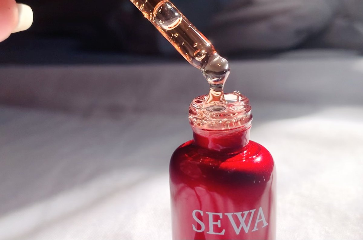 namziiww30's tweet photo. ได้ใช้ละ Sewa insam essence เห็นรีวิวกันเยอะ หาซื้อง่ายมากที่7-11 ใช้เป็น #firstcare ตัวแรกบำรุงผิว แล้วตามด้วยตัวอื่น เนื้อเอสเซ้นส์สีน้ำตาลแดงจากโสมและสมุนไพร มีกลิ่นโสมอ่อนๆ ช่วยกระชับรูขุมขนให้ผิวชุ่มชื้น น้องไม่มีน้ำหอม,พาราเบน ผิวแพ้ง่ายก็ใช้ได้น้า
#firstessence #รีวิวเซวา https://t.co/BypXDlfXTf