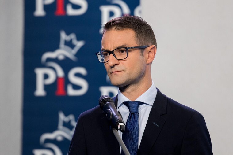 OmzRi's tweet photo. Informujemy Państwa, że w związku z zainicjowanym przez nas procesem karnym dotyczącym propagowania rasizmu i nienawiści etnicznej i wyznaniowej - przesłaliśmy dzisiaj wnioski o uchylenie immuniteu czterem posłom Parlamentu Europejskiego.

Więcej:
https://t.co/kU6EgCgdKH https://t.co/zWDiBWB1at