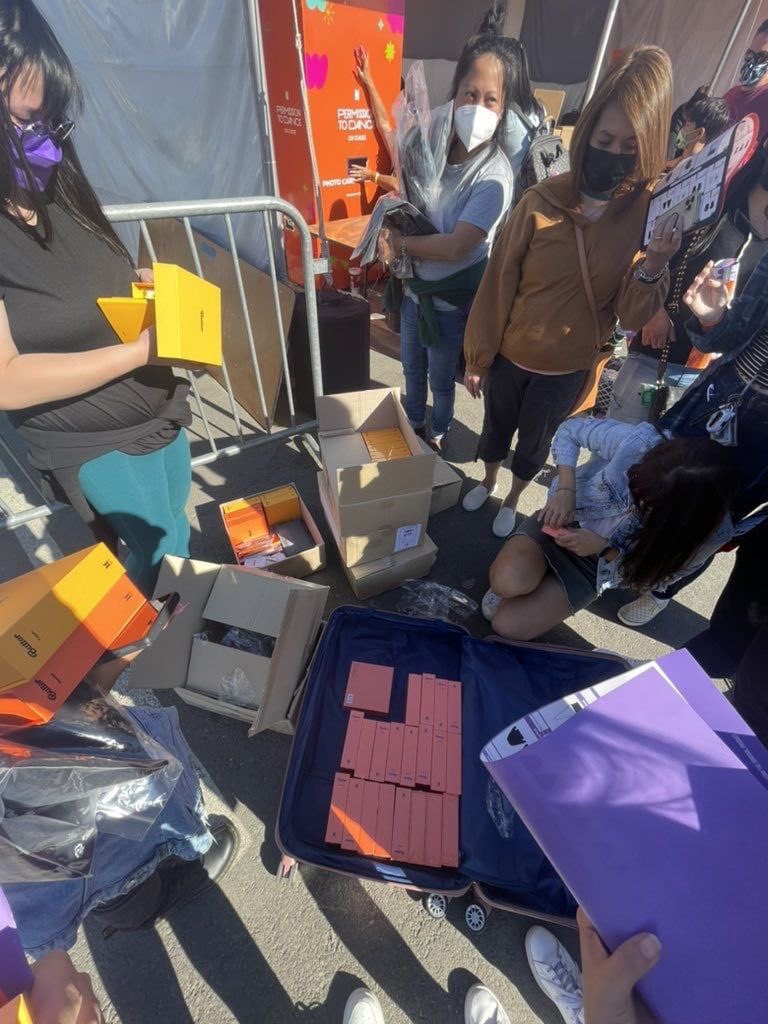 busan_squirrel's tweet photo. Арми бесплатно раздают альбомы butter и be🥺доброта этих малышек не имеет границ. https://t.co/AiuVhI29dq