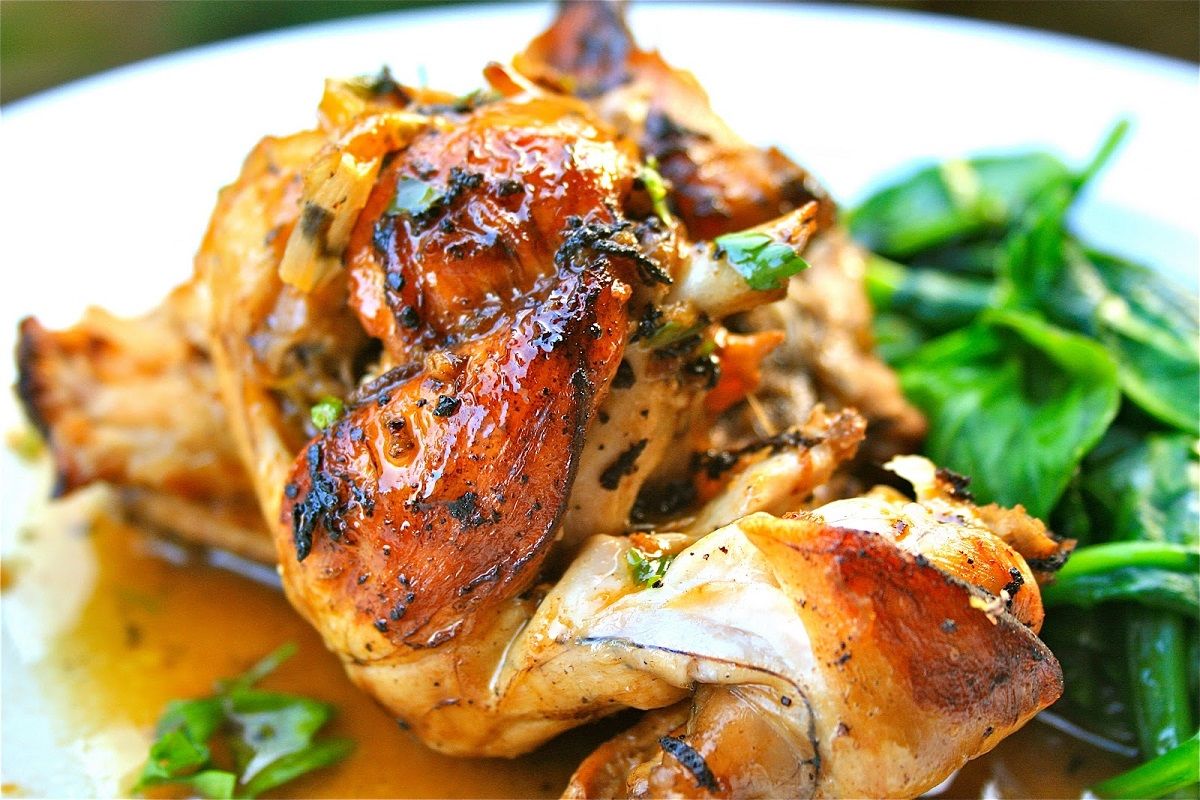 El conejo es una carne blanca con poca grasa, adecuada para dietas bajas en calorías. Destaca por su aporte de potasio, fósforo y calcio y además es económica. 

Hoy vamos a cocinar conejo al ajillo. Atentos a la receta😉 
buff.ly/3vGNUAc