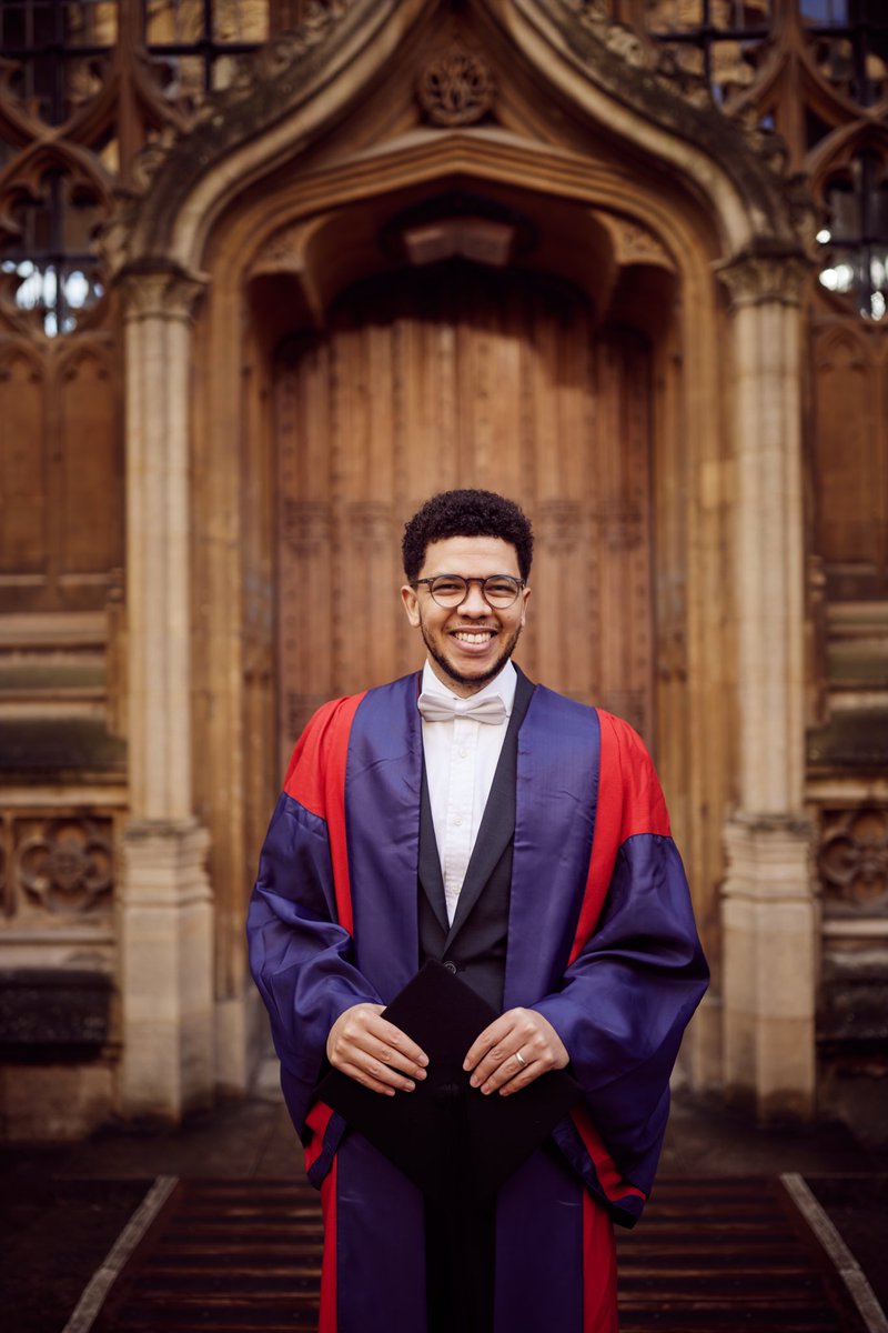 SizweMpofuWalsh's tweet photo. I had to wait 18 months to attend my @UniofOxford graduation ceremony, but the wait made it all the sweeter. 
😭🎉 https://t.co/KUiuatc6nV
