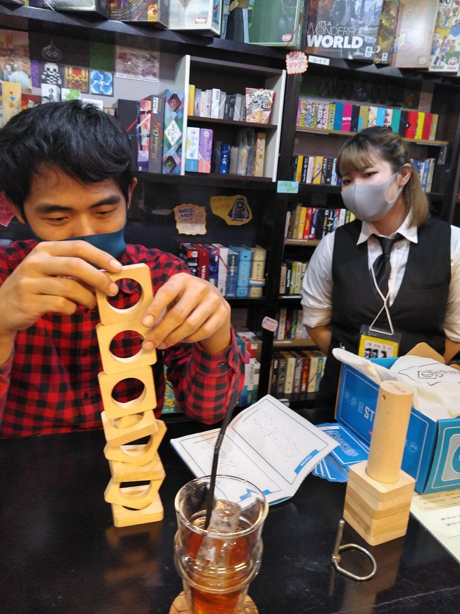 qtg5cafe's tweet photo. スタッフが見守る中、カウンターで #STAKA チャレンジ中!
無事成功なるか?!
#カグラなう https://t.co/8E9xwc9JMD
