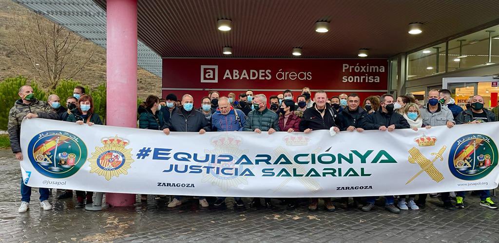 jusapolaragon's tweet photo. 🚌Parada técnica de la expedición de #Jusapol #Zaragoza de camino a la manifestación de #Madrid del #27NMadrid para protestar contra la reforma de la #LeyDeSeguridadCiudadana.

💪#Teuel y #Huesca también en camino.

#NoALaInseguridadCiudadana https://t.co/mXEnyahGBu