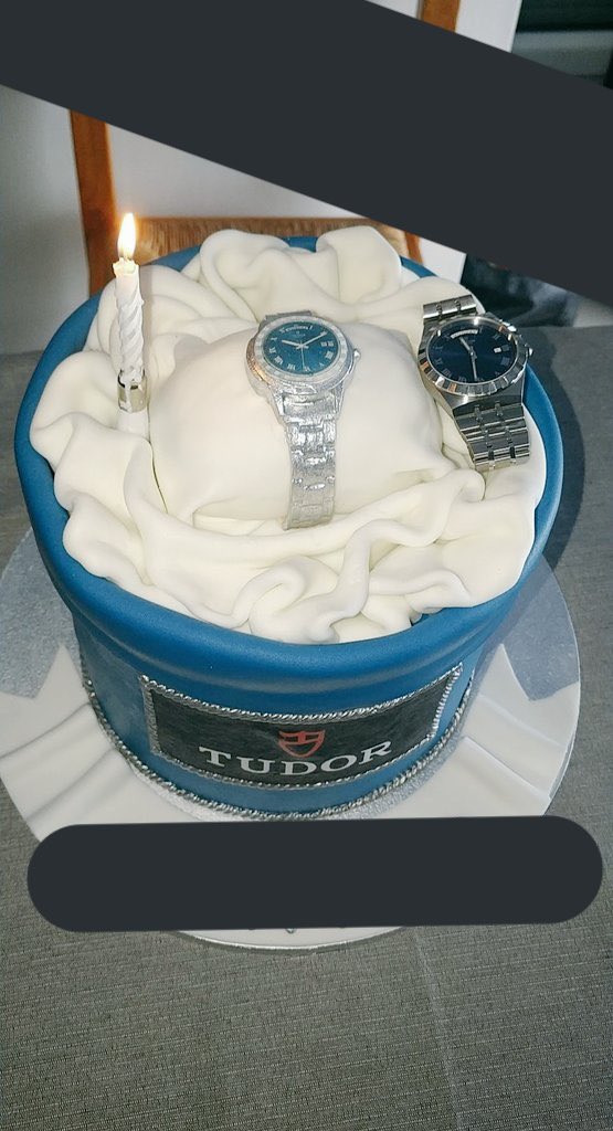 TempusShop's tweet image. Voici nos 4 nominés pour gagner la fameuse Seiko Worldtimer 

1) @FrankyInvalid alias Roronoa Zoro 
2) @Mr_Babounee et son cabot
3) @kamss34 et le gâteau Tudor 
4) @b_sof1 et son matou 

A vos votes ! (Sondage sous ce tweet)