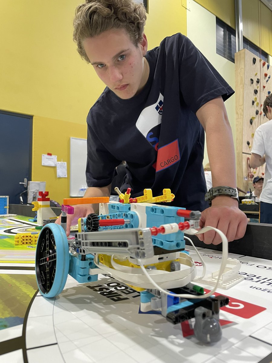 timboglio's tweet photo. Grit, dermination, fun, LEGO Robotics, dance moves, innovation and Gracious Professionalism!  It’s what makes a FIRST LEGO League Challenge comp go off!  31 teams, hundreds of kids, unending effort and skill!!!  6 down 4 comps to go!!! Bring on the finals at Curtin 11 December. https://t.co/JqL2lCsRYc