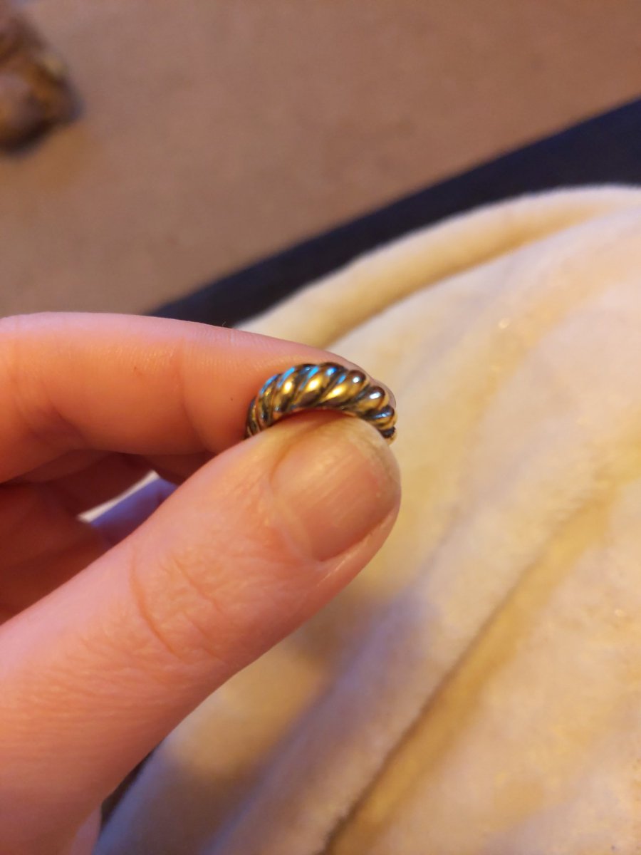 laurabloom87's tweet photo. @Mejuri Hi! I've the croissant Huggies, which I have been wearing every day and are still looking beautiful almost 8 months on. Unfortunately I took my croissant hoops out to wear and they have tarnished really bad in the box :( https://t.co/kLgyt3UEx0
