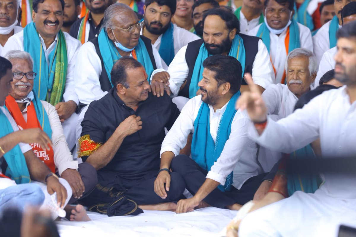 Pic of the day 
Stronger &amp; United #INCTelangana
<a href="/revanth_anumula/">Revanth Reddy</a> <a href="/KomatireddyKVR/">Komatireddy Venkat Reddy</a> <a href="/UttamINC/">Uttam Kumar Reddy</a> @vhrcongress <a href="/janareddyk/">K Jana Reddy</a>
<a href="/seethakkaMLA/">Danasari Seethakka</a> <a href="/INCIndia/">Congress</a> <a href="/INCTelangana/">Telangana Congress</a>