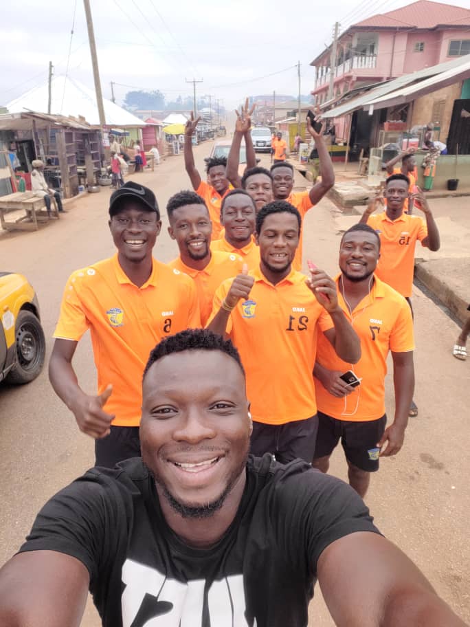 adom_aboagye's tweet photo. Taking a walk in de streets of bekwai before de game against Swedru All Blacks....#NEWEDUBIASE...YENKO NKOAAA.π₯π₯π₯π₯ https://t.co/laOIWZMYif
