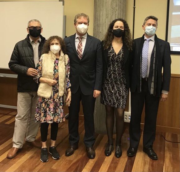 RL_Gloria's tweet photo. Por fin -tras muchos años de trabajo y esfuerzo- el pasado miércoles fui propuesta para la provisión de la plaza de Profesor Titular de Universidad, en @uniovi_info @fyluniovi 
Estoy feliz 😄 Gracias, de corazón, a todos los me habéis apoyado y ayudado a crecer y seguir mejorando https://t.co/7sejcOQvXc