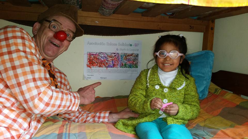 ClownPowie's tweet photo. #ClownPowie in #Peru is precies 6 jaar geleden. Met de #coronamaatregelen zit er nu geen nieuwe #clownreis in. Dan even stilstaan bij de mooie momenten van toen oa. met vriendinnetje Maribel; eerst samen tekenen, dan een rondleiding #kinderen #weeshuizen #ziekenhuizen #beperking https://t.co/mEm8q76GOC
