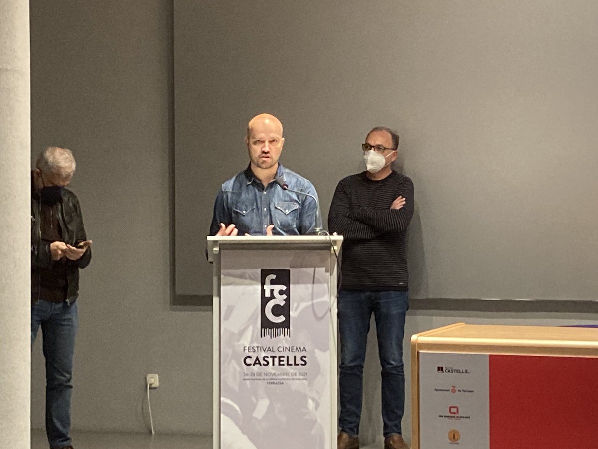 revistacastells's tweet photo. La segona jornada del #FestivalCinemaCastells comença amb la projecció de ‘Tocant el cel’, producció de @laxarxa. L’han presentat els seus creadors, @jordi_sacristan i @tonicomasv.
#castellers https://t.co/JqBbXxseba