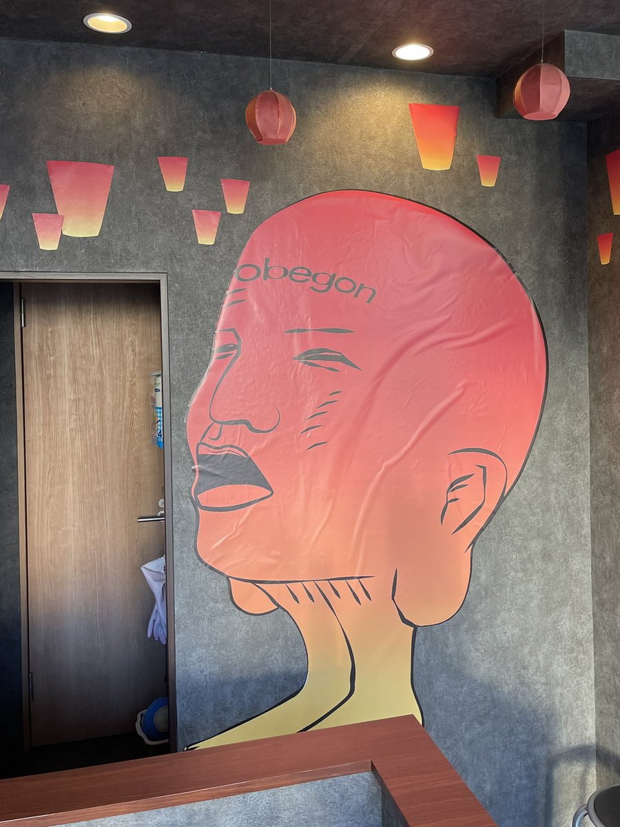 oo79864432's tweet photo. 天燈茶回廊 OBEGON 🧑🏻‍🦲 伊勢原  
2回目  😆

変わったキャラの店。今はイートイン可。濃厚シリーズから↓
天燈・黄茶 L＋タピオカ 680円
タピ中大粒もっちり。ほうじ茶に生クリーム載る。昨年8月の開店からコロナで苦労してると店長さん。
#タピ活 #タピオカ #天燈茶回廊 #obegon #伊勢原 #タピオカ除菌 https://t.co/cO8BYhdOFW