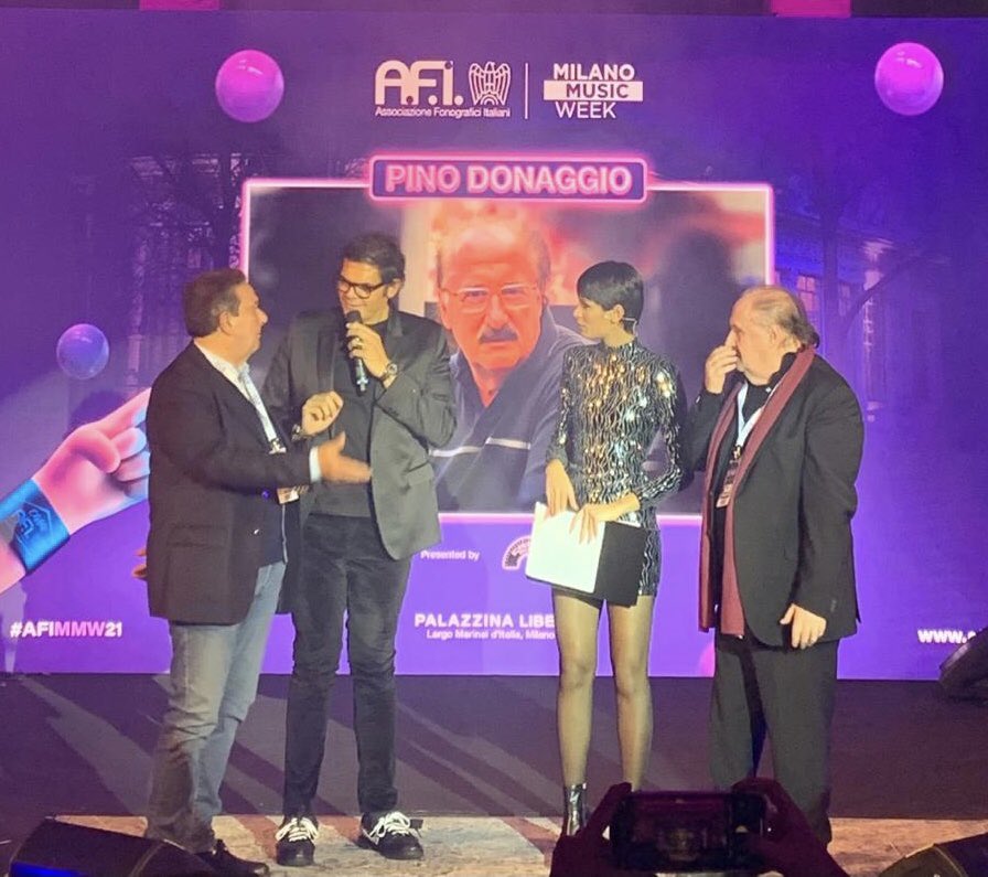 Un bel momento della consegna a Pino Donaggio del premio <a href="/Cinevox/">Cinevox Record</a> alla carriera. Grazie a <a href="/sergiocerruti/">Sergio Cerruti</a> per l’ospitalità a casa <a href="/AFI_IT/">AFI - Associazione Fonografici Italiani</a> . #MMW21 <a href="/milanomusicweek/">Milano Music Week</a>