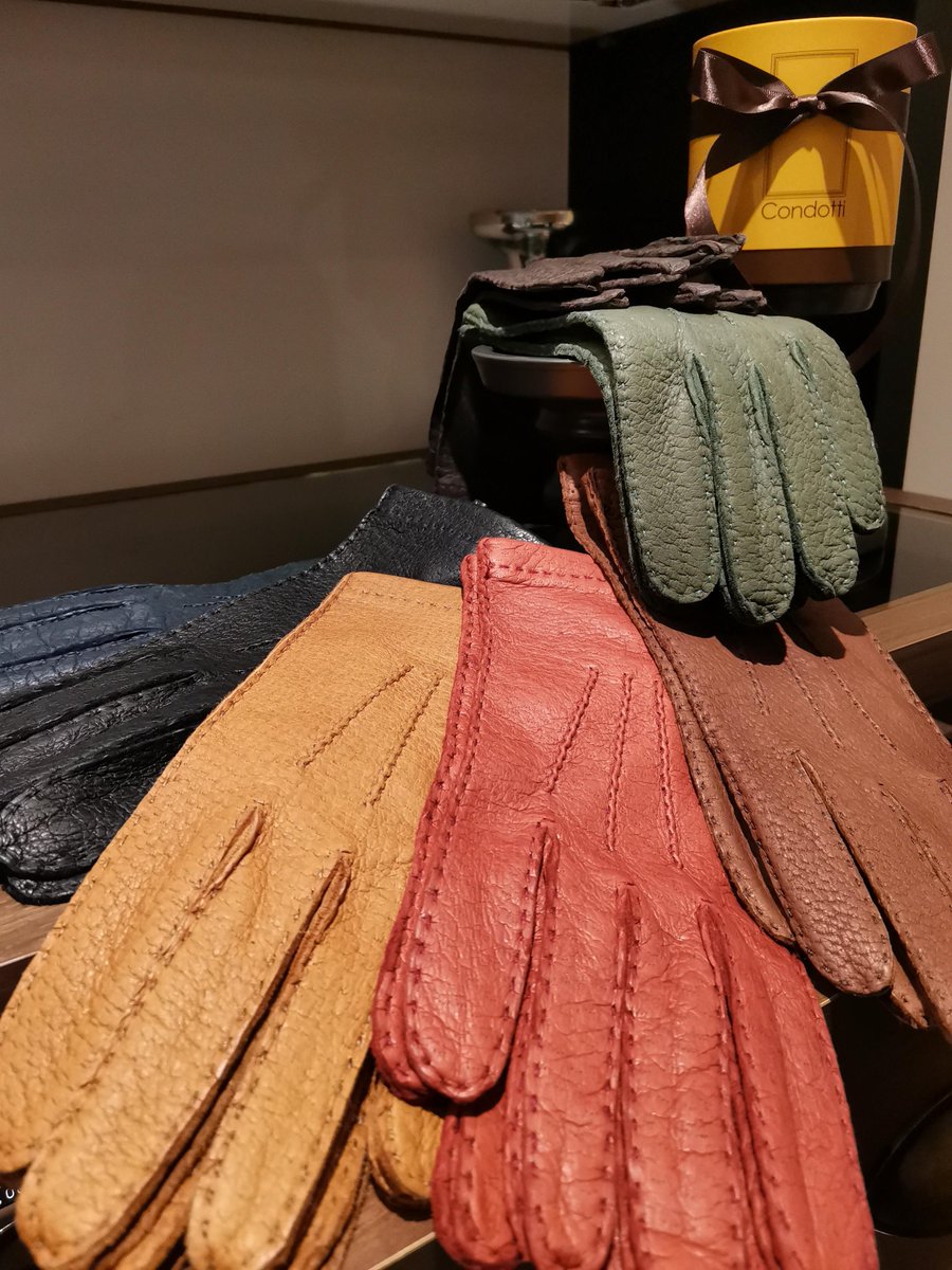 condotti_aoyama's tweet photo. 今年、ペッカリーの柔らかさをご体感くださいませ。
#peccary #merola #leathergloves #condotti #南青山 #グローブ専門店 #madeinitaly #イタリア発 https://t.co/ReAEQM7T6X