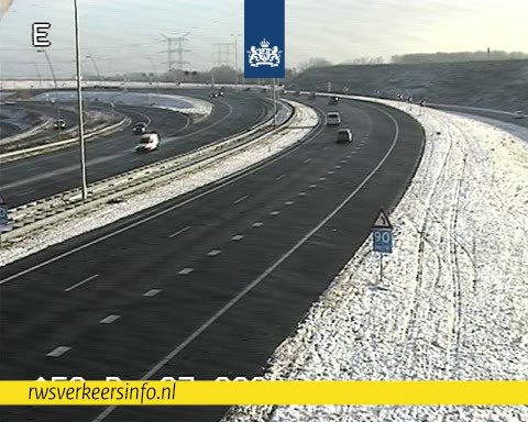 RWSverkeersinfo's tweet photo. Winterse taferelen in het land: er is vandaag #sneeuw gevallen. Onze strooiwagens zijn dan ook in meerdere regio's op pad geweest. Er is ruim 378.000 kilo zout gestrooid. Weten waar? Bekijk de strooikaart 👉 https://t.co/VDXRm8lTDs. #rwsstrooit https://t.co/SpgVYKrPvf