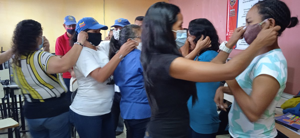 AmazonasNucleo1's tweet photo. Este 26 de Nov. Del 2021 el Decano de la UNEFA #NucleoAmazonas1, Tcnel. Torres Castillo, realizó una reunión motivacional y planificación de las actividades de sembrina, con el personal Docente, Administrativo y obrero. @Unefa_Ven @Unefa_Ve  @angiolillofp   @NelsonT16249597 https://t.co/Gj8N9yePfX