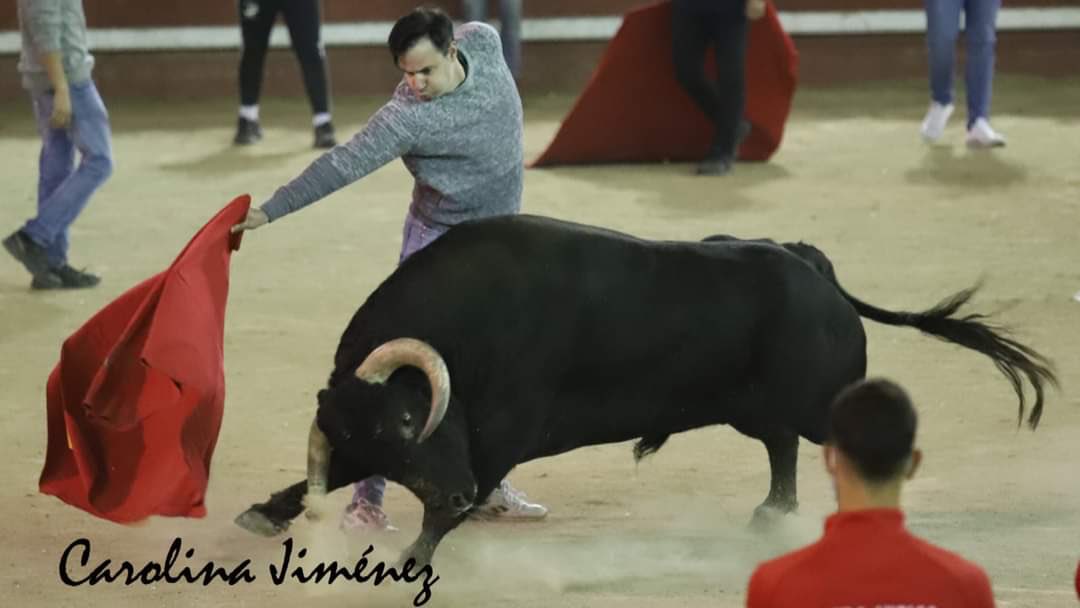 eldanitorero's tweet photo. Mega capea en Leganés hace una semana, complicado, al menos vimos la cara un poco al toro.
#EnMiHambreMandoYo
#eldanitorero
#capealeganes
#preparaciontaurina
#locurataurina
#ganaderialasmonjas
Gracias a:
📷 Rafa Laguna (https://t.co/f2pYR8EGSC)
📷 Carolina Jimenez https://t.co/toQMZH8tUA