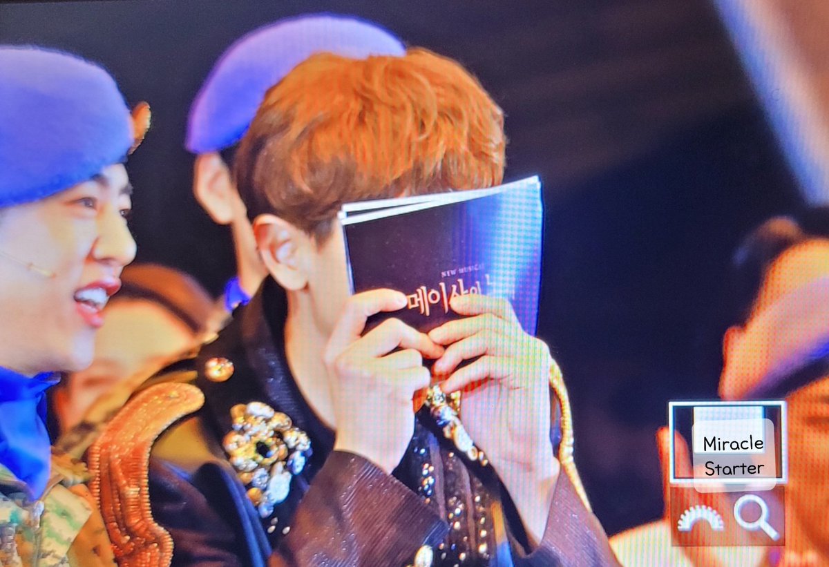 211127 메이사의 노래 1부 커튼콜
얼굴을 가린다고 귀여움까지 가려지는건 아닌거 같아요..😉

#찬열 #CHANYEOL 
#메이사의노래 #ASongOfMeissa 
#HAPPYCHANYEOLDAY