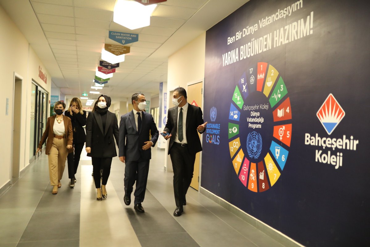 BK_Canakkale's tweet photo. Çanakkale Valisi Sayın İlhami AKTAŞ, dün gerçekleştirdiği ziyaretinde okulumuzu beğeniyle gezerek öğrencilerimize tavsiyelerde bulundular. Değerli ziyareti için Sn. Valimize çok teşekkür ederiz.
#bahçeşehirkoleji https://t.co/DqlWaRjHSv