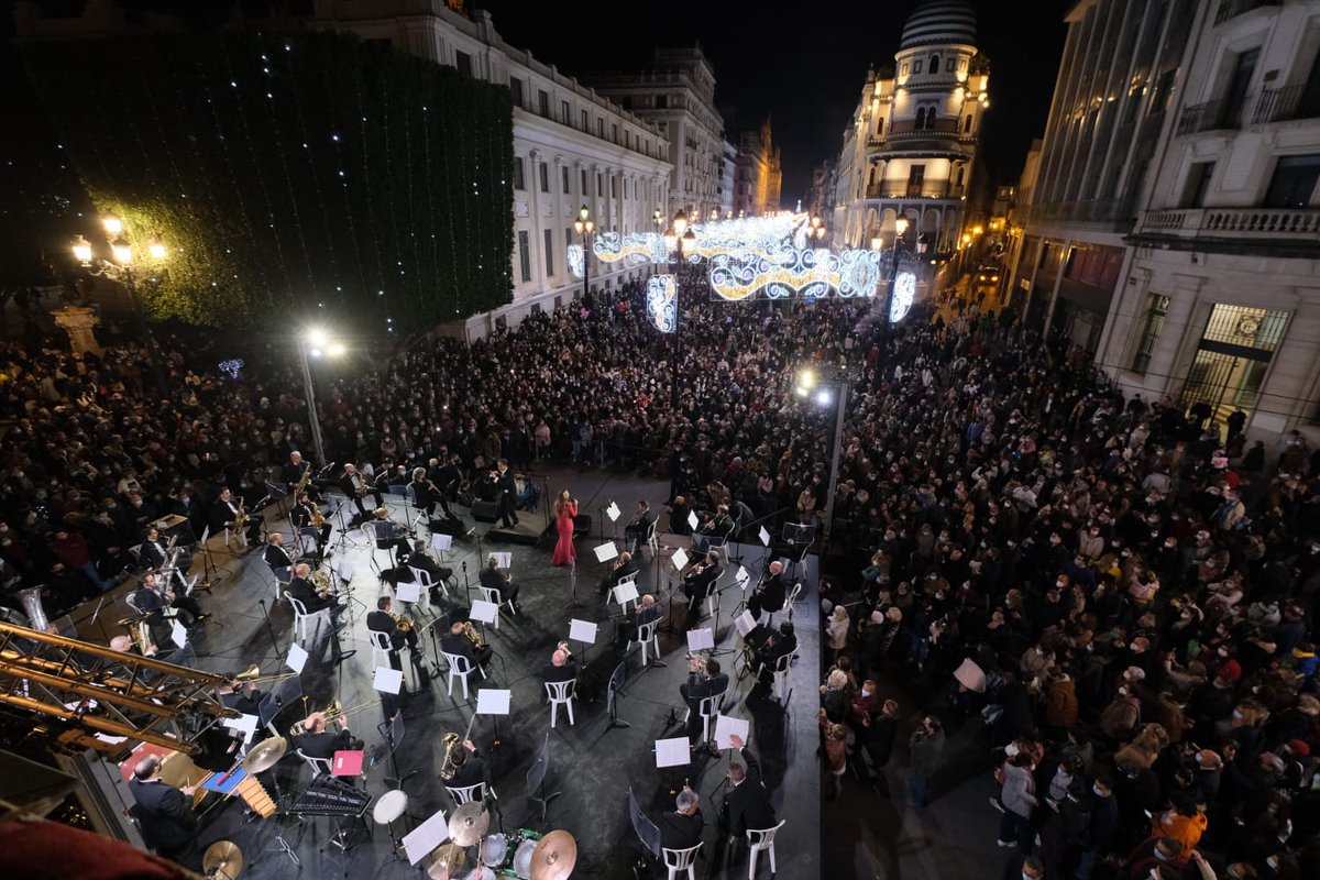 sevillaciudad's tweet photo. Ayer #Sevilla vivió el inicio de la magia de la #Navidad con el encendido de las luces. Todos de forma compartida disfrutamos del momento único. https://t.co/o6hAFPVmDb