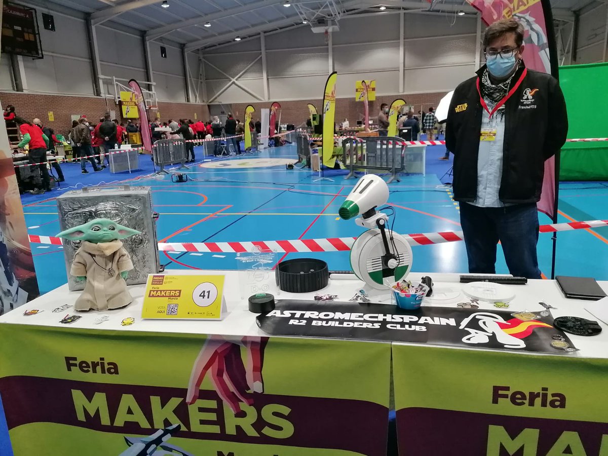 Nuestros amigos de <a href="/astromechspain/">Astromech Spain - R2 Builders Club</a> con su impresionante C3PO y demás personajes mecatrónicos de #StarWars en la #FeriaMakersMurcia <a href="/CeeiMurcia/">CEEI Murcia</a>