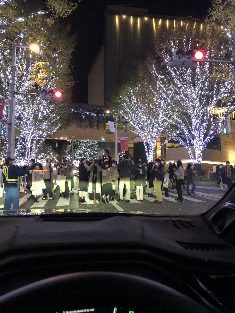 brodriguesinjp's tweet photo. 赤信号でいきなり大勢にカメラ向けられて、「ワイもついに一夜にして有名人にでもなったか。」と思ったら、
けやき坂のイルミネーションを撮りたい人の集まりだったという図。 https://t.co/g4uDVxt6hP