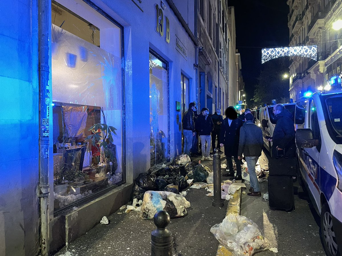 F_Desouche's tweet photo. Marseille : le restaurant où Éric Zemmour, en visite dans la ville, a déjeuné a été dégradé par des militants « antifascistes », qui ont également attaqué la police au mortier https://t.co/UDyPGi5nuv https://t.co/5AiFESPD7M