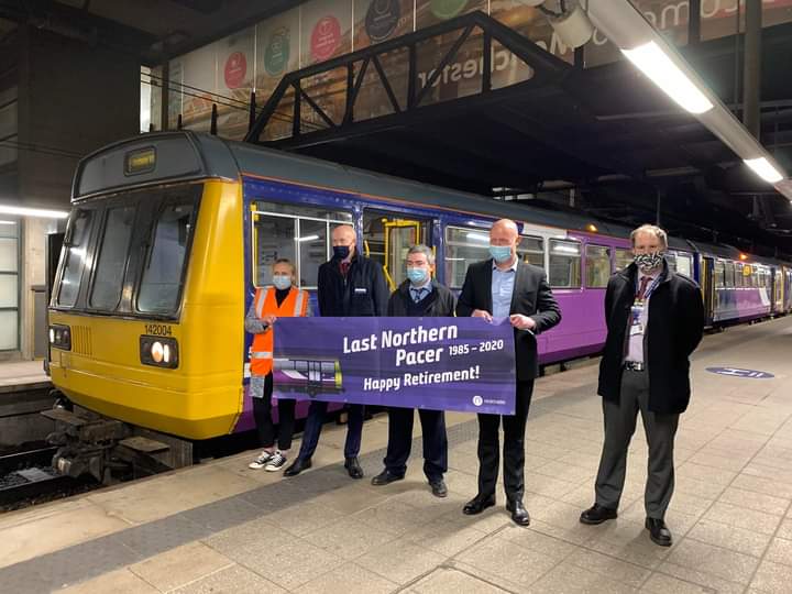 RailbusMemories's tweet photo. One year ago today.

Railbus 142004, stands at Manchester Victoria having just worked 2J30 From Kirkby.

This was the final ever Northern railbus to run in passenger service. 27/11/2020.

© Oli Kirrage. https://t.co/8xNn0ql97p