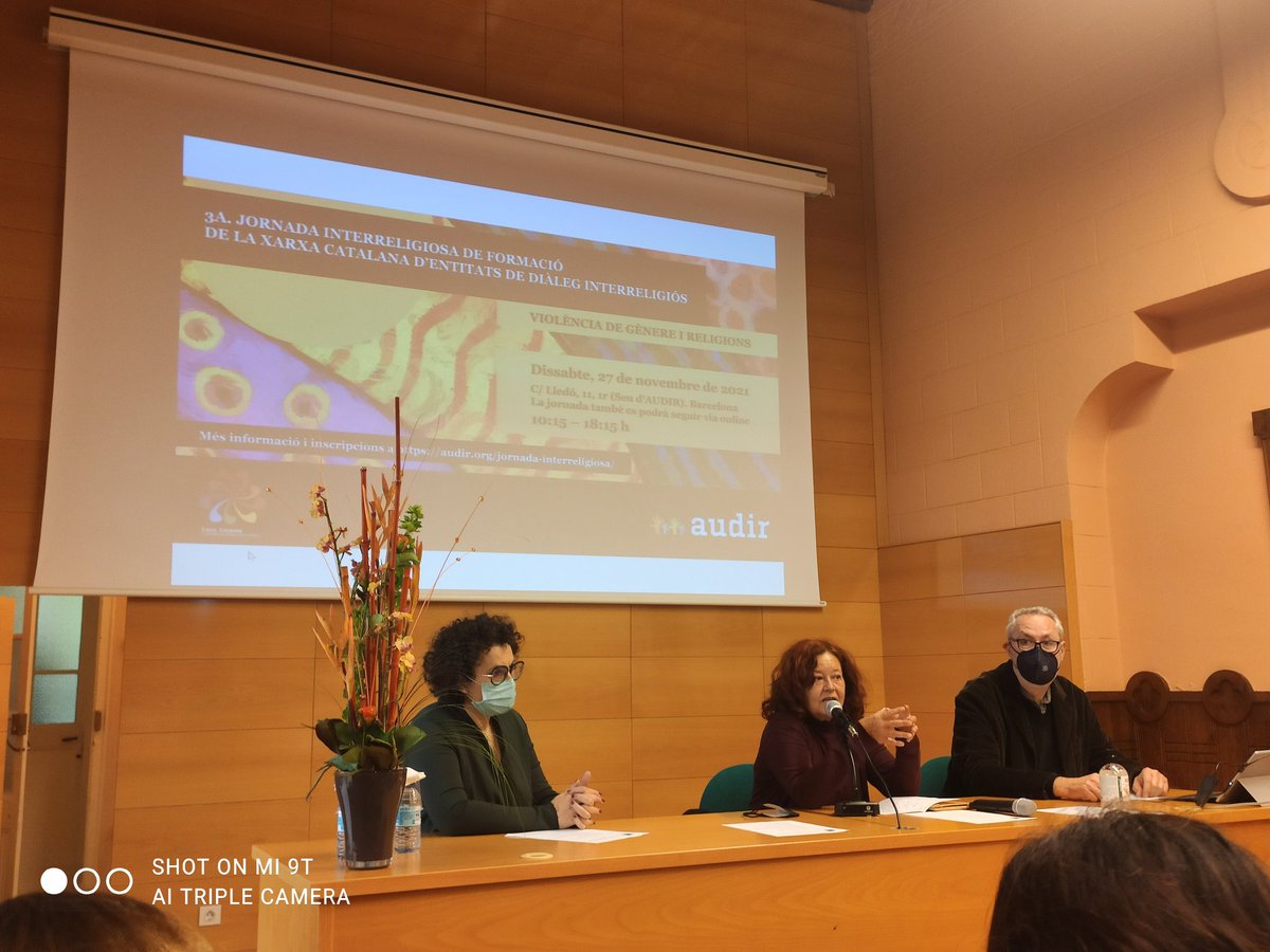 socudg's tweet photo. Violència de Gènere i Religions @rogerca @lenadebotton @kerkeler @SandraRPRP @eduquesa @Miguel_A_Pulido @anaburgues assistint a la 3ª Jornada interreligiosa de formació de la Xarxa catalana d'entitats de diàleg interreligiós #audir @crearesearch https://t.co/RweiDlkojL